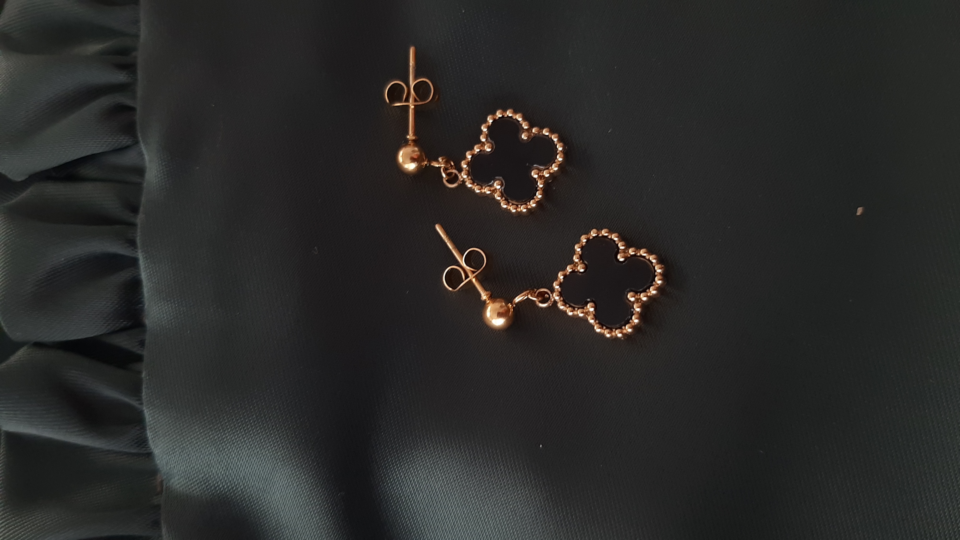 پیچ گوشواره میخی میباشد