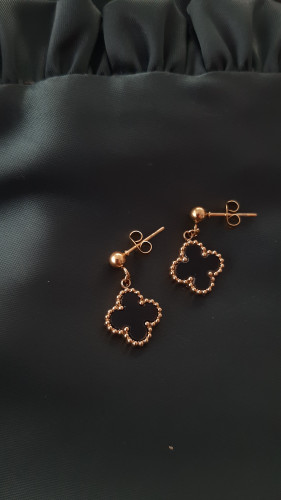 پیچ گوشواره میخی میباشد